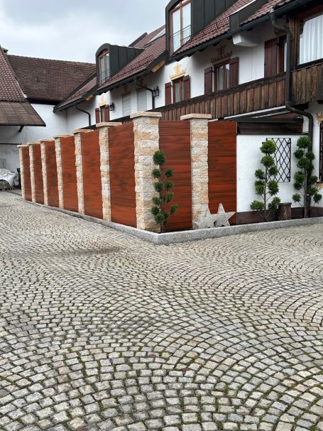 Vermont Bruchsteinmauer mit WPC Lamell