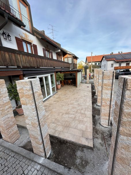 Vermont Bruchsteinmauer mit WPC Lamellen